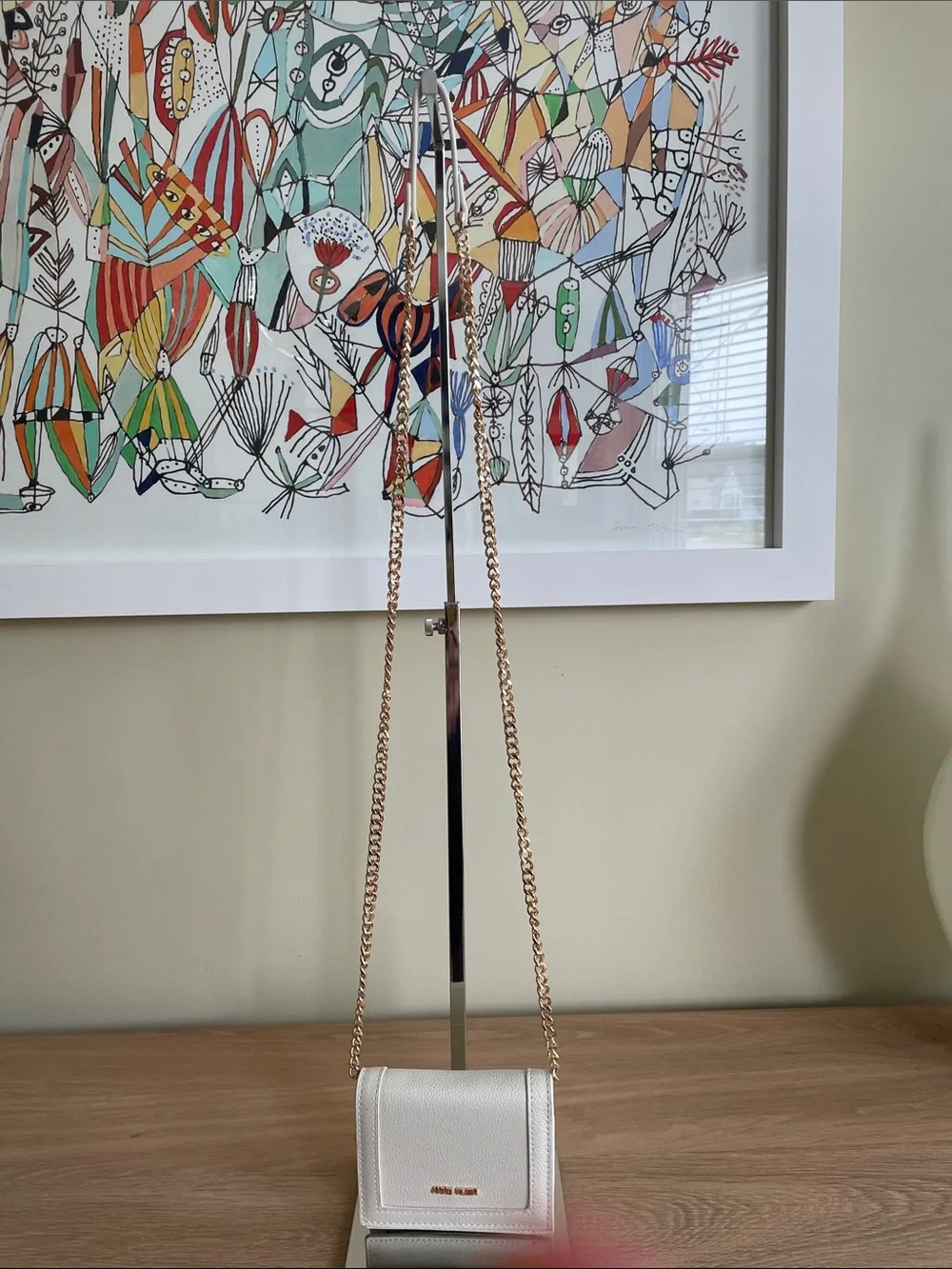 ANNE KLEIN WHITE PEBBLED CROSSBODY WALLET ON A CHAIN with Gold Hardware